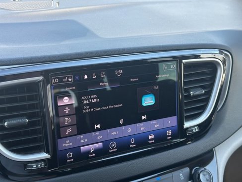 Used 2022 Chrysler Pacifica Touring-L image 24