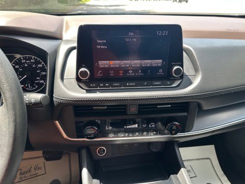 Used 2023 Nissan Rogue SV image 15