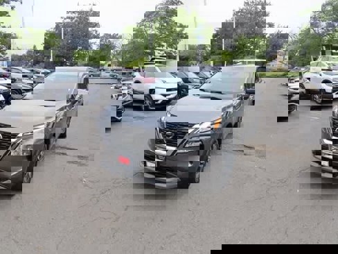 Used 2021 Nissan Rogue SV image 1
