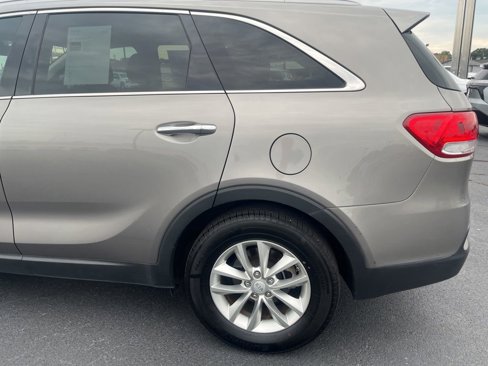 Used 2017 Kia Sorento LX image 6