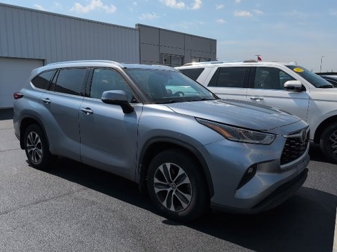 Used 2021 Toyota Highlander XLE image 2