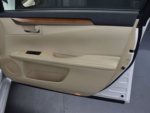 Used 2015 Lexus ES 300h image 23