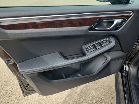 Used 2025 Porsche Macan image 12