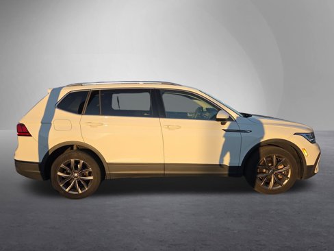 Used 2022 Volkswagen Tiguan SE image 2
