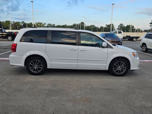 Used 2017 Dodge Grand Caravan SXT w/ Rear Park Assist Package image 4