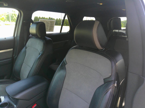 Used 2017 Ford Explorer XLT w/ XLT Appearance Package image 11