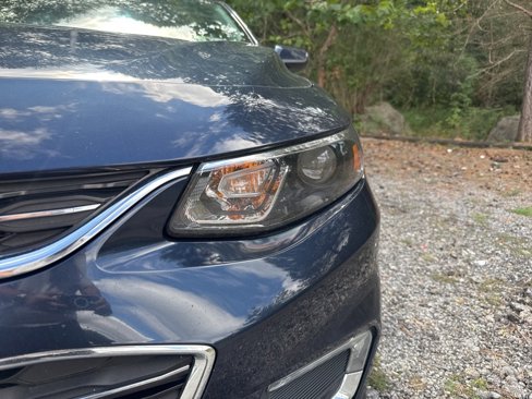Used 2017 Chevrolet Malibu LT image 3