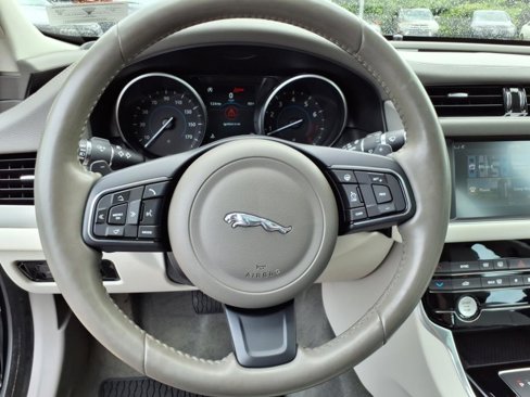 Used 2018 Jaguar XF Premium image 15