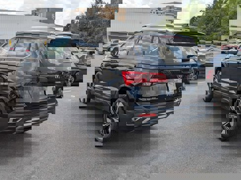 New 2024 Volkswagen Taos SE image 5