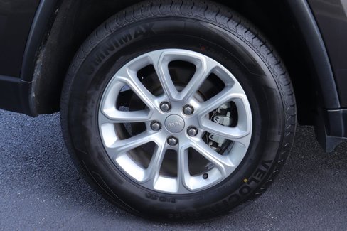 Used 2021 Jeep Grand Cherokee Laredo image 40