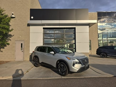 Used 2024 Nissan Rogue SV image 1