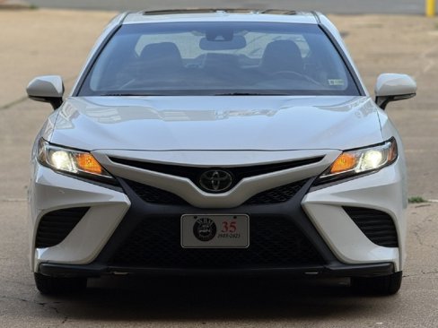 Used 2018 Toyota Camry SE w/ Moonroof Package image 8