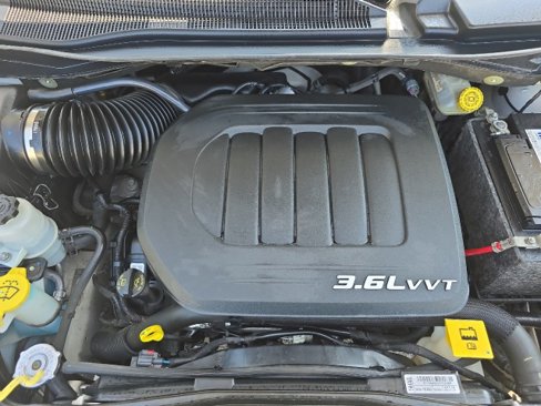 Used 2011 Chrysler Town & Country Touring-L w/ Driver Convenience Group image 40