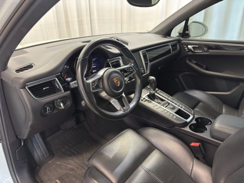 Certified 2018 Porsche Macan Sport Edition image 4