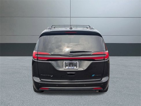 Used 2024 Chrysler Pacifica Premium image 5