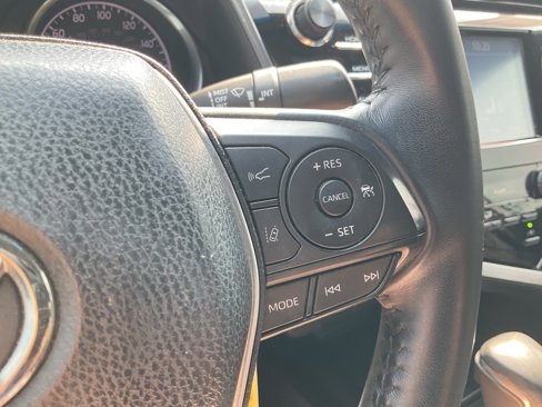 Used 2018 Toyota Camry SE image 5