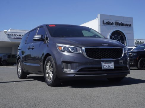 Used 2017 Kia Sedona LX w/ LX Essentials Premium Package image 2