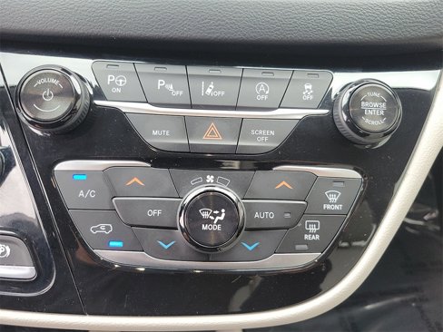 Used 2018 Chrysler Pacifica Touring-L w/ Advanced Safetytec Group image 12