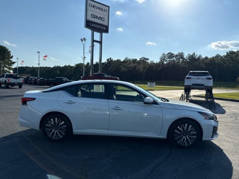 Used 2023 Nissan Altima 2.5 SV image 2