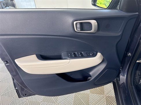 Used 2022 Hyundai Venue Limited image 26