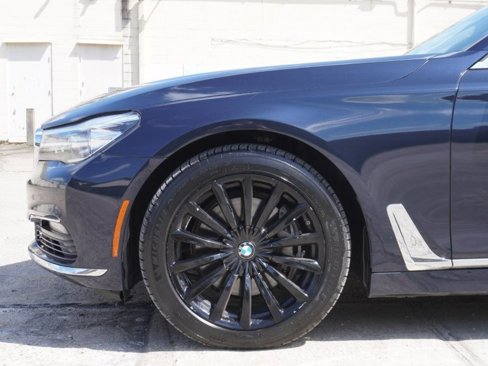 Used 2016 BMW 740i image 9