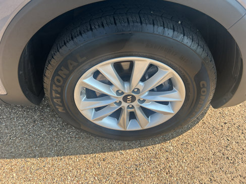 Used 2020 Kia Sorento LX image 12