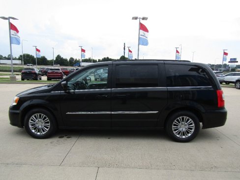 Used 2015 Chrysler Town & Country Touring-L image 8
