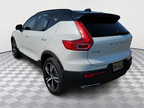 Used 2020 Volvo XC40 T5 R-Design image 5