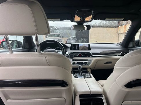 Used 2016 BMW 740i image 8