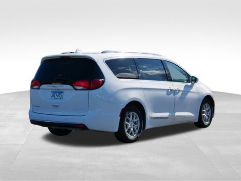 Used 2020 Chrysler Pacifica Touring-L image 8