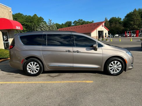 Used 2017 Chrysler Pacifica Touring-L image 4