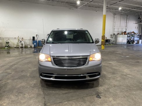 Used 2013 Chrysler Town & Country Touring-L w/ Driver Convenience Group image 3