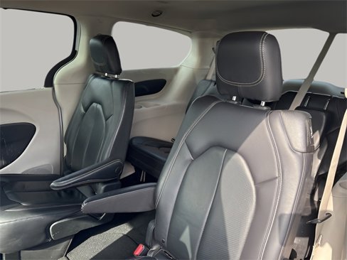 Used 2022 Chrysler Pacifica Touring-L image 19