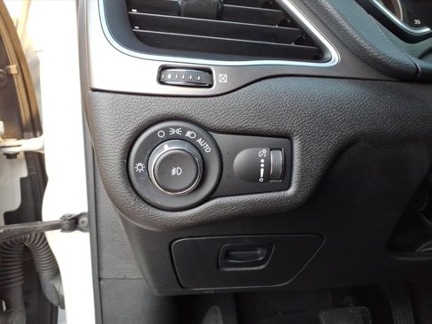 Certified 2019 Jeep Cherokee Latitude w/ Cold Weather Group image 19