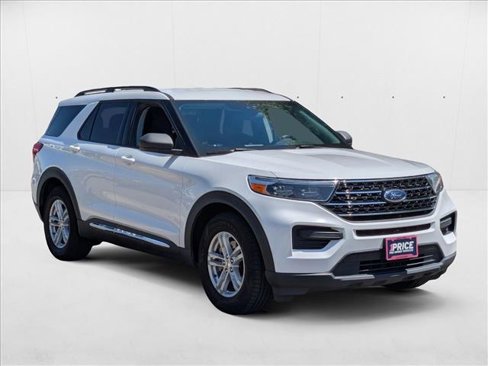 Used 2020 Ford Explorer XLT image 3