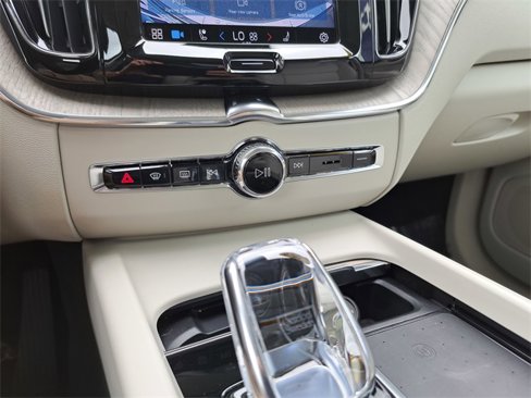 Used 2022 Volvo XC60 B5 Inscription w/ Climate Package image 13