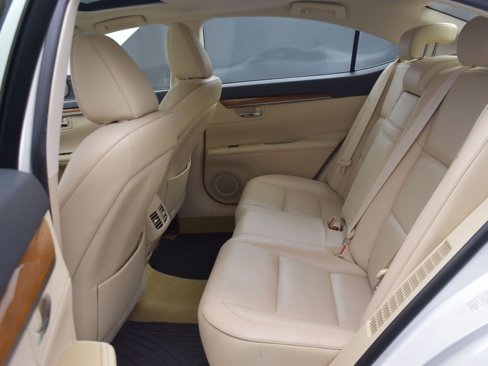 Used 2015 Lexus ES 300h image 17