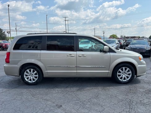 Used 2015 Chrysler Town & Country Touring image 8