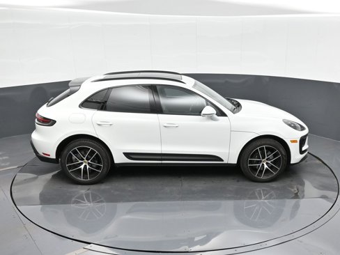 Used 2025 Porsche Macan image 31