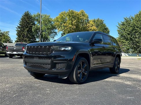 Used 2023 Jeep Grand Cherokee L Laredo image 3