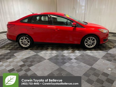 Used 2017 Ford Focus SE w/ Cold Weather Package image 9