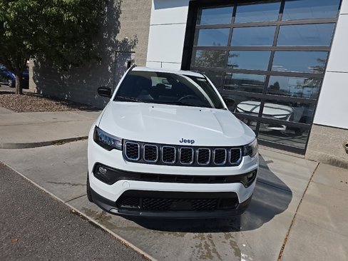 Used 2024 Jeep Compass Latitude image 2