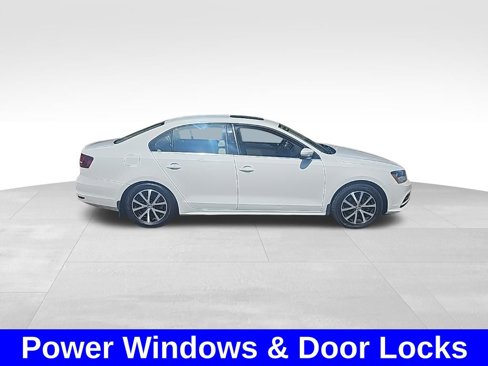 Used 2017 Volkswagen Jetta SE image 4