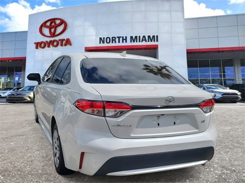 Used 2022 Toyota Corolla LE image 3