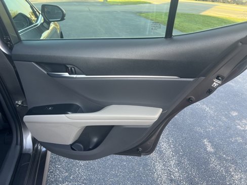 Used 2018 Toyota Camry LE image 32