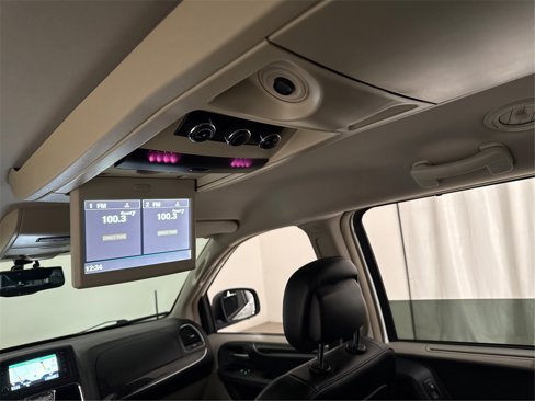Used 2015 Chrysler Town & Country Touring-L image 39