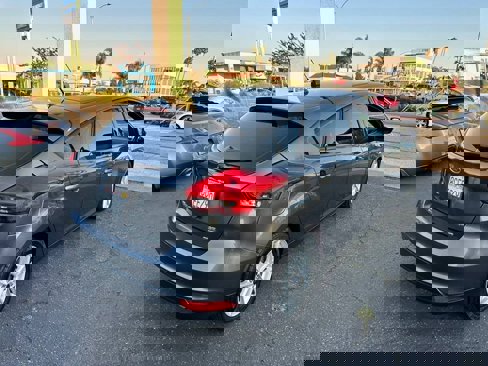Used 2016 Ford Focus SE image 3