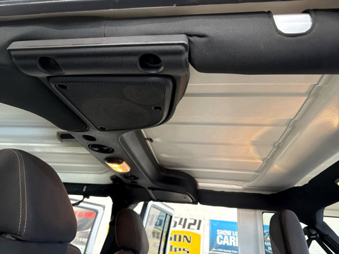 Used 2015 Jeep Wrangler Unlimited Rubicon w/ Max Tow Package image 31