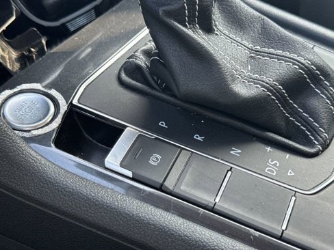 Used 2021 Volkswagen Tiguan SE w/ Panoramic Sunroof Package image 20