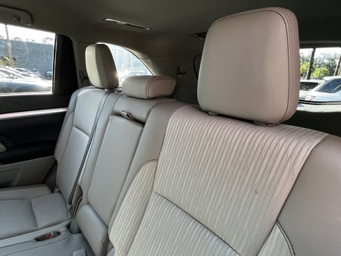 Used 2015 Toyota Highlander LE image 32